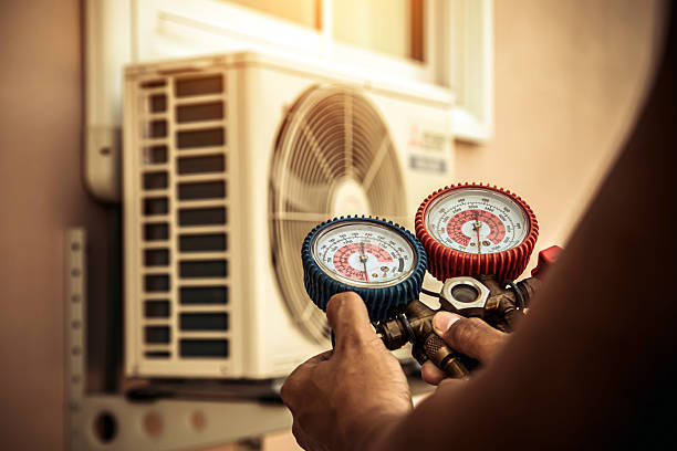 Professional Ac Installation technician working in Durant, IA